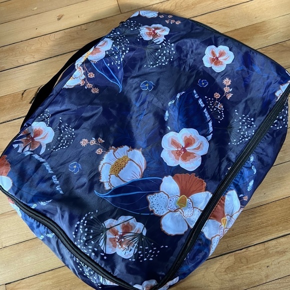 BeeGreen navy blue floral patterned packing cube travel set - Picture 5 of 9